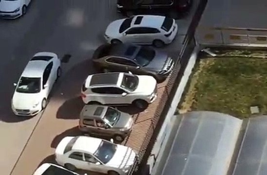 Il a pu faire sortir sa voiture garée alors qu'il y avait une autre voiture derrière qui lui bloquait le chemin