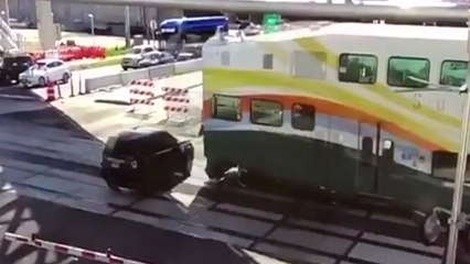 美 '신호 위반' 차량, 열차와 충돌...한발 빨리 가려다 중상 / YTN