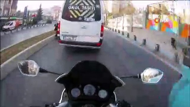 Motosiklet sürücüsünün servis aracına çarpmaktan son anda kurtulduğu anlar kamerada