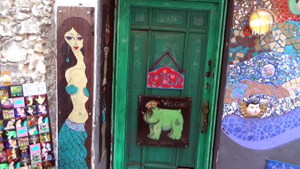 Sanatçı çift, harabe olarak aldıkları evi sanat galerisine çevirdi