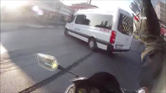 Motosiklet Sürücüsünün Servis Aracına Çarpmaktan Son Anda Kurtulduğu Anlar Kamerada