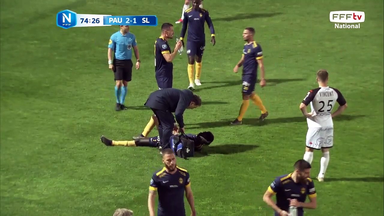 Lamine GUEYE reste allongé (des crampes probablement), il va sortir finalement.