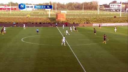 La frappe de l'attaquant Palois manque le cadre.