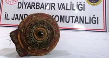 Diyarbakır'da Bin 100 Yıllık Altın Yazmalı Dini Motifli Kitap Ele Geçirildi