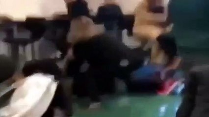 Müslüman öğrenciye alçak saldırı! Başörtüsü çıkarmaya çalıştılar