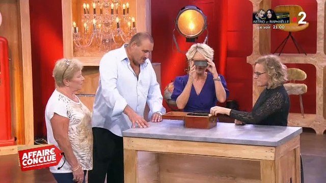 Sophie Davant découvre des photos coquines amenées par un vendeur dans Affaire Conclue - Regardez