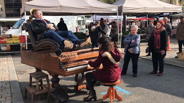 Les candidats du concours international de piano testent le piano massage