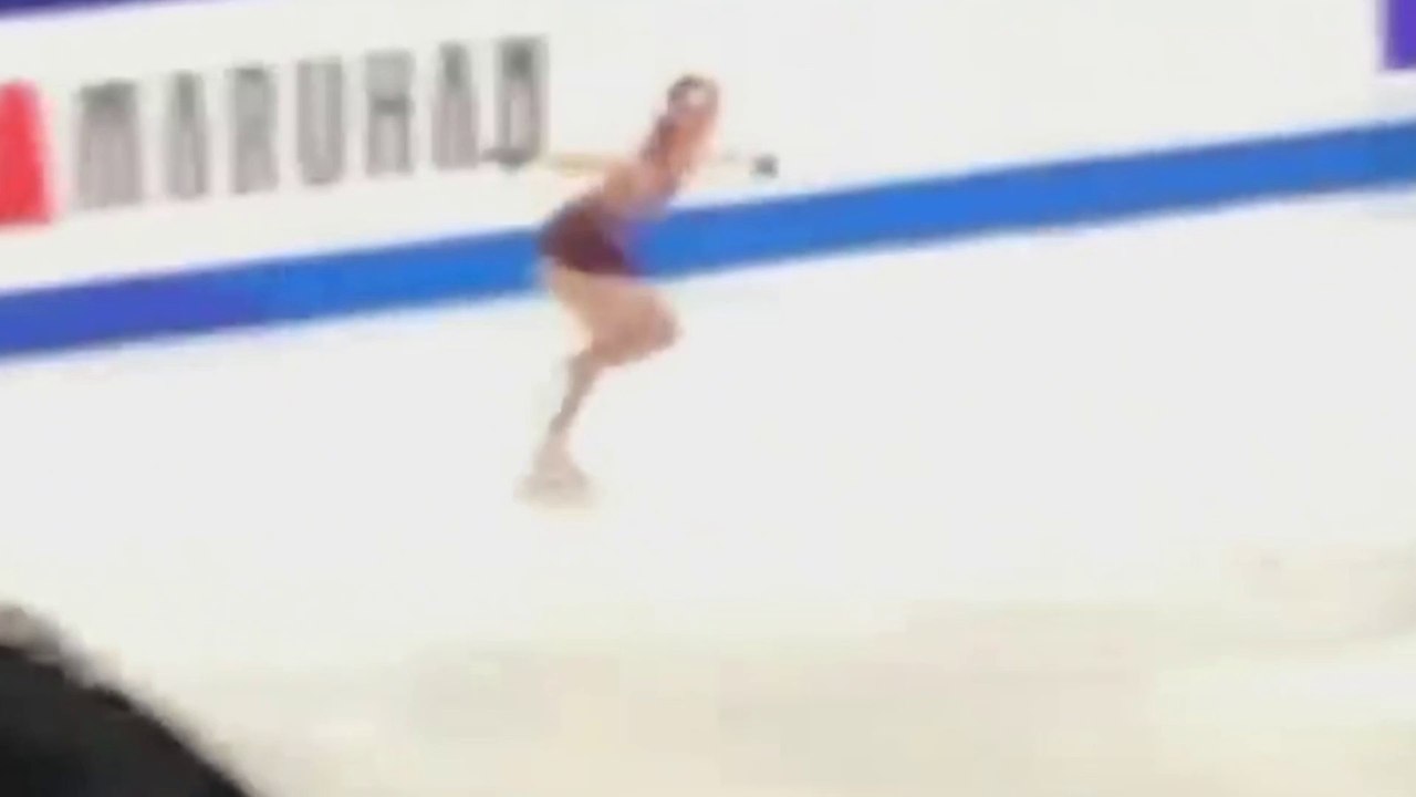 Patin artistique : une jeune femme coupe la jambe de sa rivale avec un patin