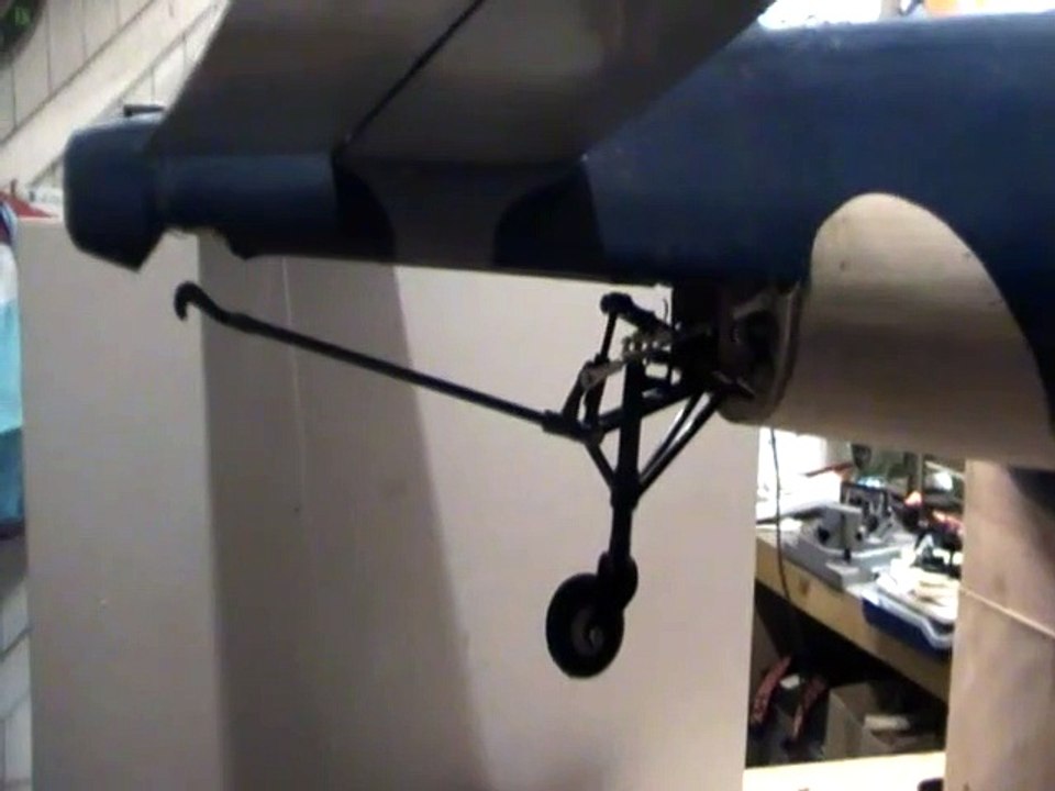 roulette arrière rétractable et crosse appontage corsair 60 TopFlite