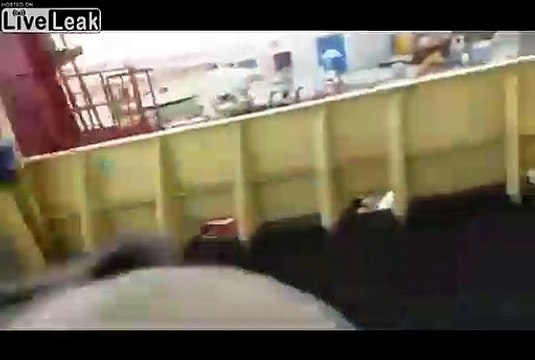 Cette grue s'effondre entre des paquebots au port !