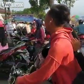 Le pot d'échappement est sur le guidon de cette moto