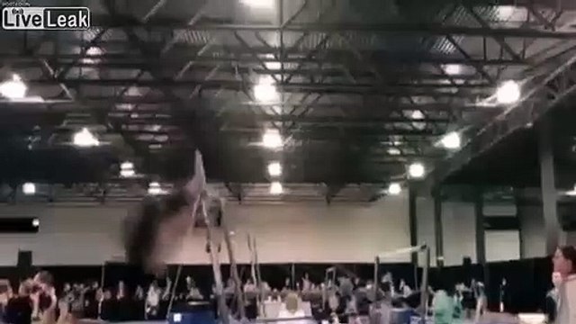 Cette gymnaste se prend la gorge dans la barre en plein saut !