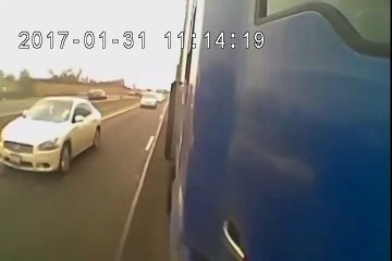 Un automobiliste se retrouve coincé entre deux camions... Dangereux