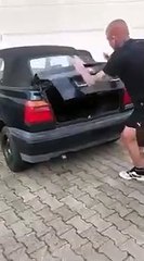 Tải video: Lancer un gros pétard dans le coffre de la voiture... Mauvaise idée!