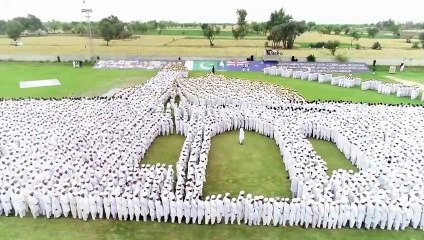 آلاف المصلين في باكستان يشكلون بأجسادهم صورة عن مسجد النور في كرايست تشيرش