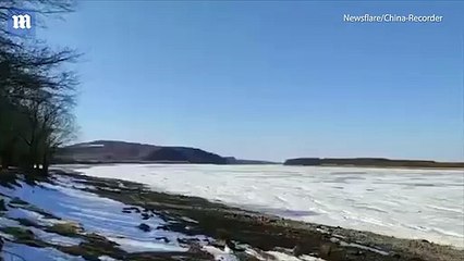 فيديو: لحظة مدهشة لتفجير نهر متجمد يندفع لأعلى في مشهد رائع