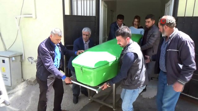 Nizip'te büyükbaş hayvan taşıyan tır devrildi: 1 ölü