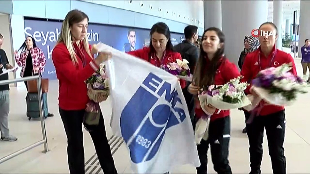 Kadın milli güreşçiler 4 madalyayla yurda döndü