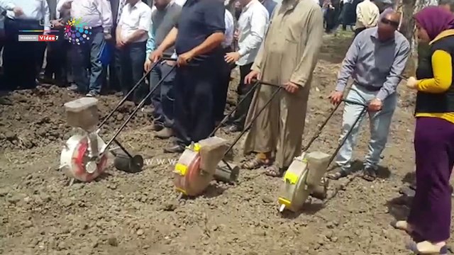 وزير الزراعة يفتتح موسم زراعة القطن بمحطة بحوث سخا