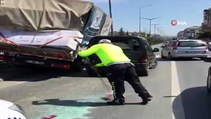 Yolu bir an önce trafiğe açmak için fırça ile yoldaki cam kırıklarını temizledi