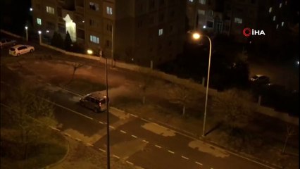 Seyir halindeyken alevlere teslim olan araç ateş topuna döndü