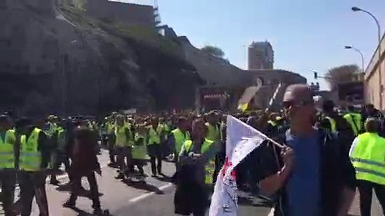 Gilets jaunes à Marseille : la manifestation se poursuit dans la calme, le cortège revient sur le Vieux-Port