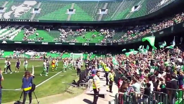 La Afición del Betis Aplaude a Sus Jugadoras tras El Gran Derbi