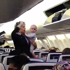 Une hotesse de l'air s'occupe d'un bébé qui ne tenait pas en place