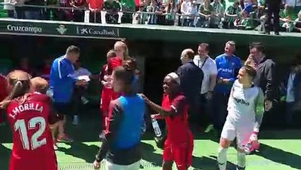 Castro y las Jugadoras del Sevilla, tras el Empate en el Benito Villamarín en El Gran Derbi