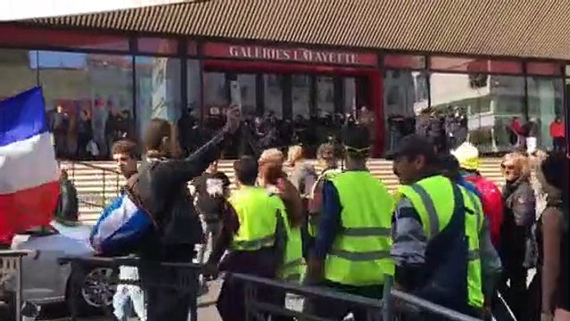 Gilets jaunes à Marseille - Acte 22 : les Galeries Lafayette du Centre Bourse ont provisoirement baissé le rideau