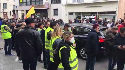 Les gilets jaunes face à la police place du marché à Nancy