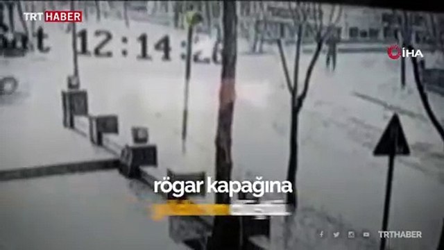 Rögar kapağına düşen yıldırım, yayayı metrelerce havaya uçurdu