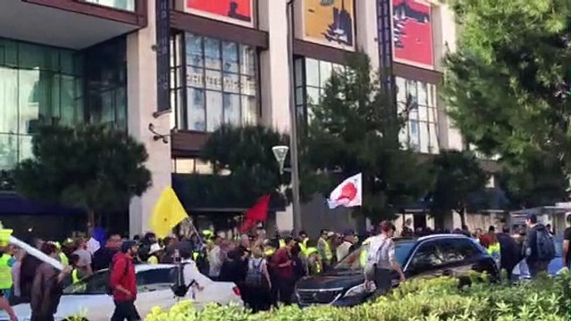 Gilets jaunes à Marseille : le cortège devant les Terrasses du Port, le centre commercial fermé provisoirement