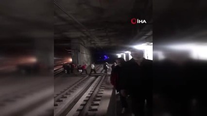 Marmaray'da Arıza: Yolcular Tüp Geçitten Yürüyerek Çıktı