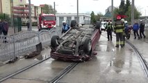 Kocaeli Tramvay Yoluna Giren Otomobil Takla Attı: 1 Yaralı