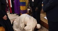 À genoux pour la paix, le Pape embrasse les pieds des dirigeants Sud soudanais !