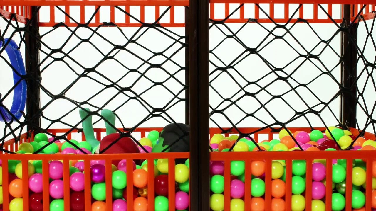 SUPERHERO BABIES PLAY AT THE BALL PIT  Spiderman, Hulk & Frozen Elsa Play Doh Cartoons For Kids