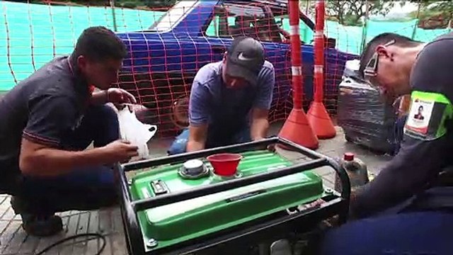 Venezolanos se abastecen de plantas eléctricas y velas en Colombia por apagones