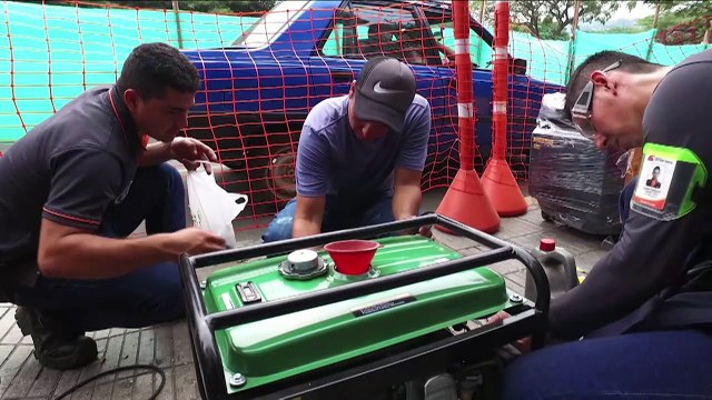 Venezolanos se abastecen de plantas eléctricas y velas en Colombia por apagones