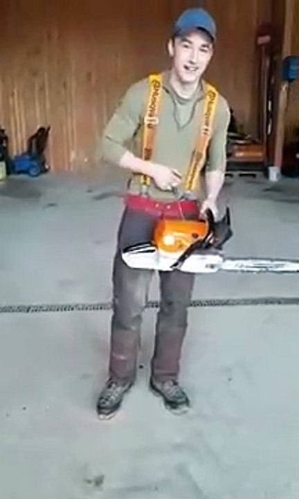 Il teste son pantalon de sécurité avec une tronçonneuse