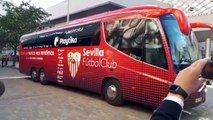 Sevilla-Betis: Llegada del autobús del Sevilla al Pizjuán