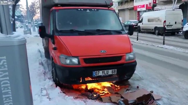 Moteur froid, il fait un feu pour démarrer son camion !