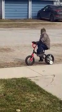 Coincé, ce gamin n'avance pas à vélo et ne sait pas pourquoi ! Il pédale à fond !