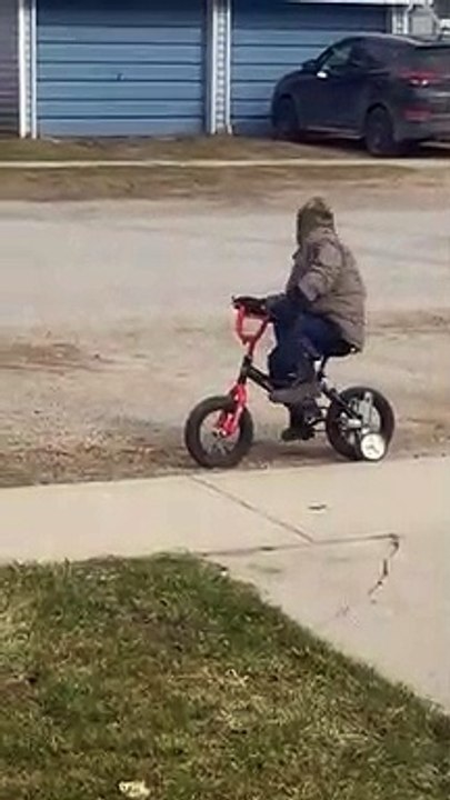 Coincé, ce gamin n'avance pas à vélo et ne sait pas pourquoi ! Il pédale à fond !