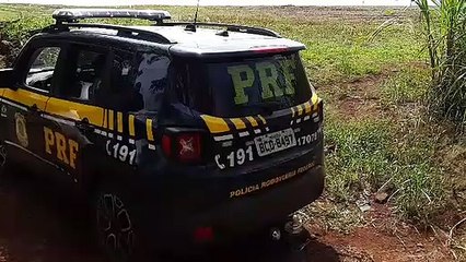 PRF recupera carro roubado e encontra grande quantidade de cigarros