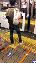 Un papy relou fait exprès de retarder le métro