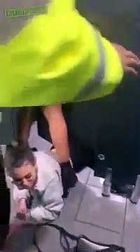 Une fille coincée sous la porte des toilettes