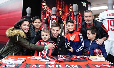 Casa Milan: l'incontro di Piatek con i tifosi