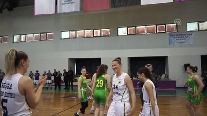 Basketbol Maçında Pembe Topla Kansere Dikkati Çektiler