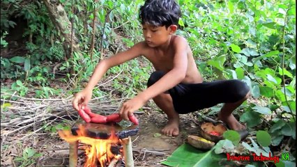 La Technologie Primitive - Manger de délicieux Cuisson des saucisses sur un rocher